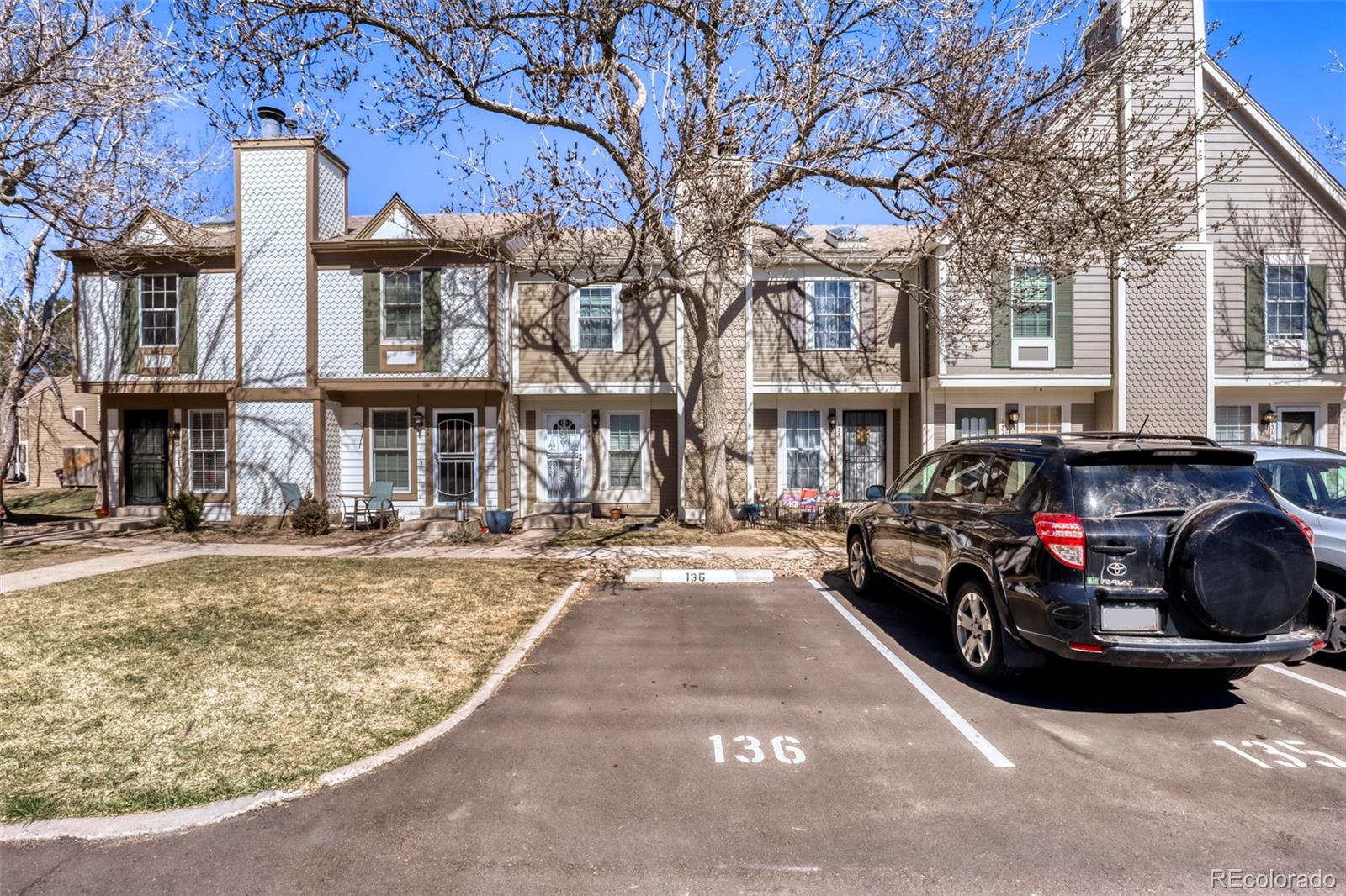 1811 s quebec way, Denver sold home. Closed on 2026-04-15 for $310,000.