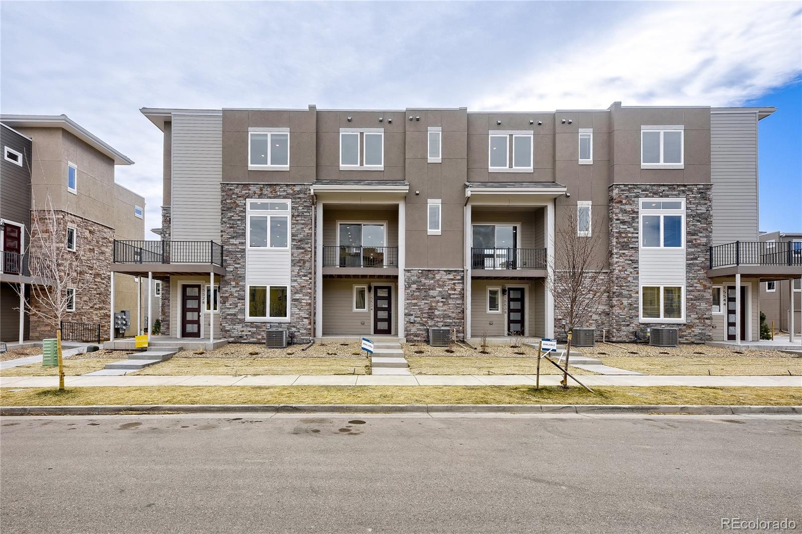  Lakewood Home | MLS #: 805962615534 W Washburn Avenue, Lakewood Beds: 3 Baths: 4 Price: $599,900