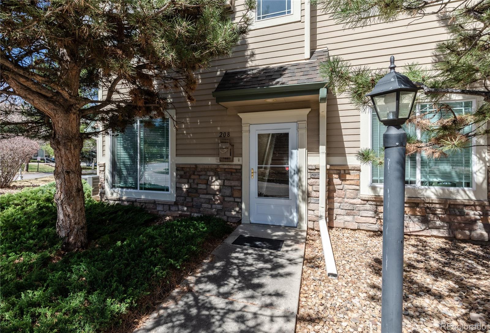  Littleton Condo / Townhome | MLS #: 95165308338 S Independence Circle 208, Littleton Beds: 2 Baths: 2 Price: $319,900