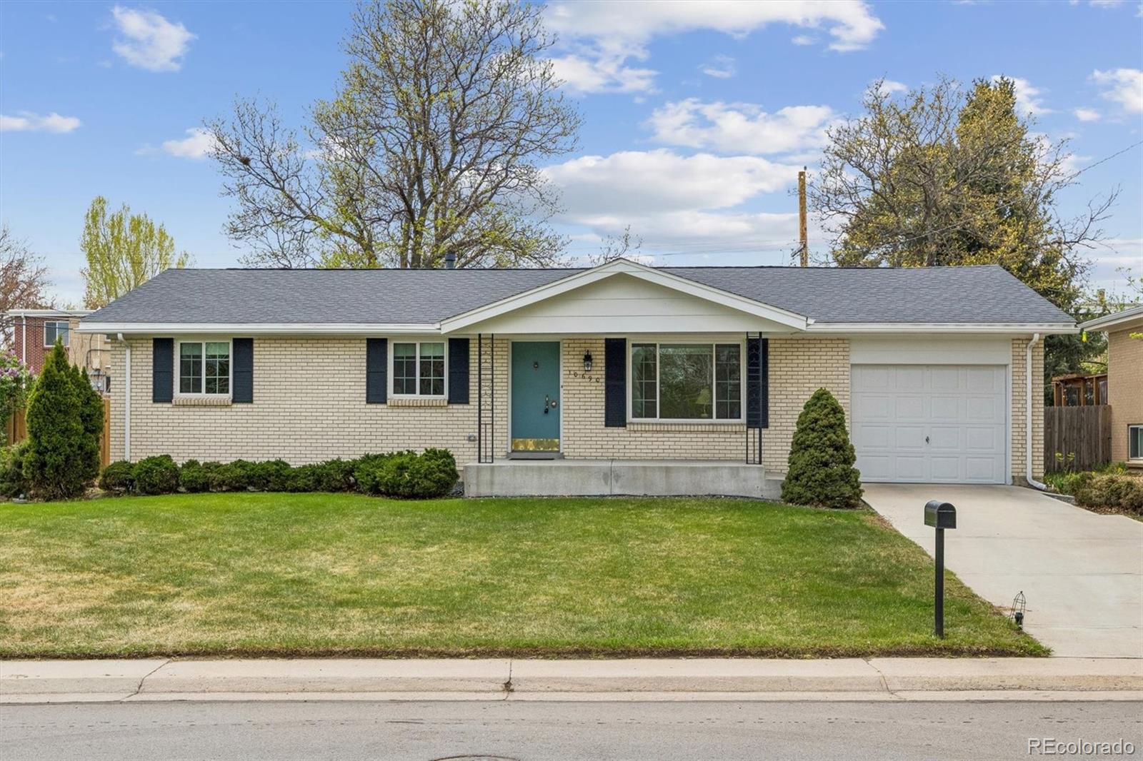 Majestic Heights Lakewood Home | MLS #: 491311310690 W 8th Place, Lakewood Beds: 3 Baths: 3 Price: $565,000