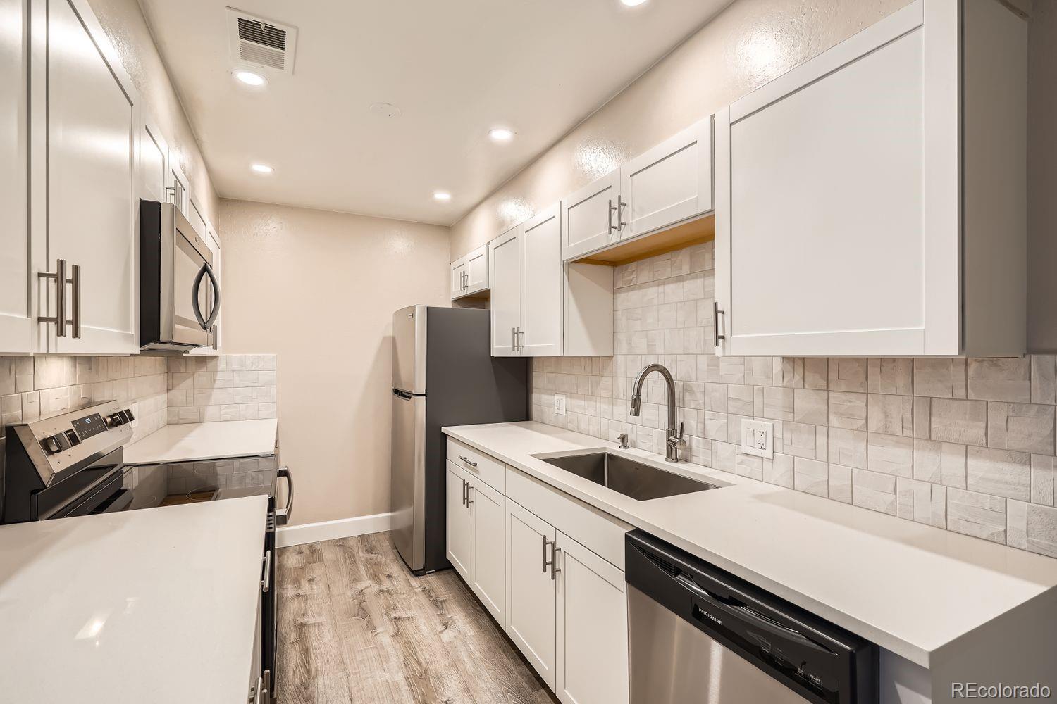 Banque Arvada Condo / Townhome | MLS #: 38613767525 W 62nd Avenue 10, Arvada Beds: 3 Baths: 2 Price: $274,900