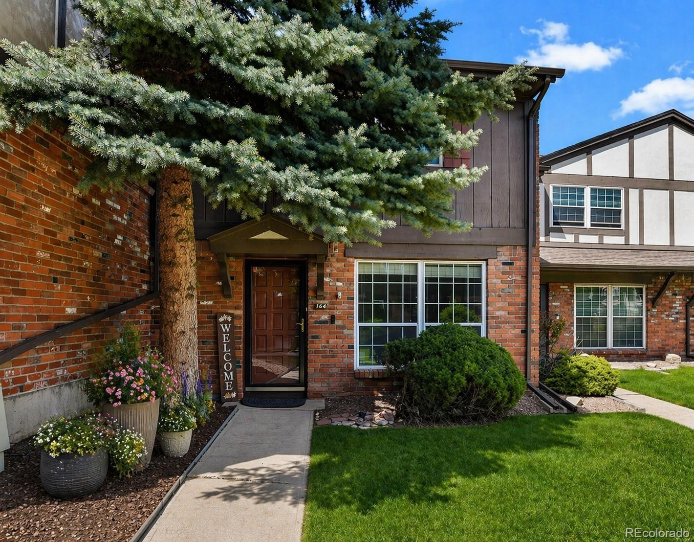 3855 s monaco street, Denver sold home. Closed on 2026-05-21 for $295,000.