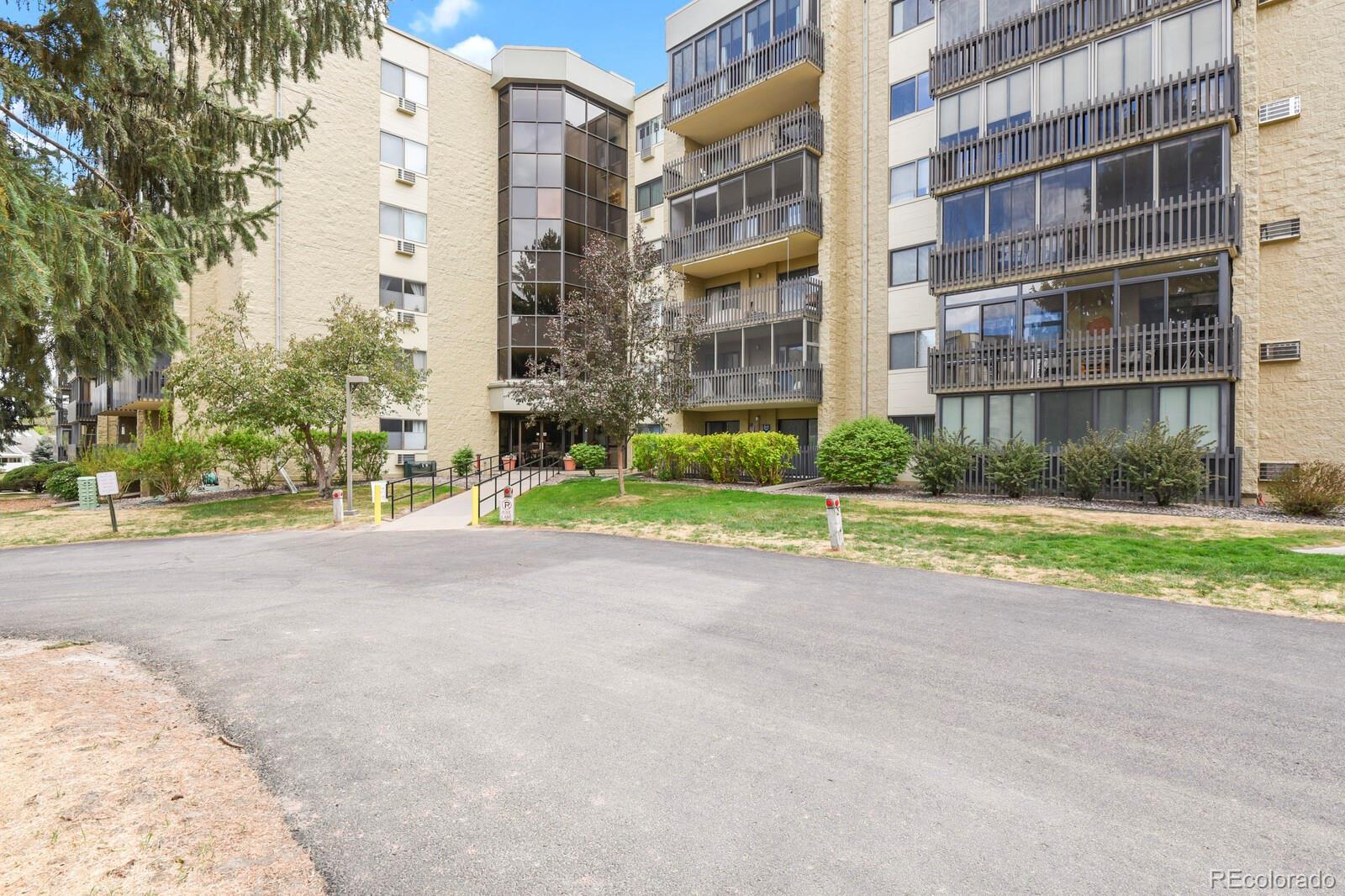 Heather Gardens Aurora Condo / Townhome | MLS #: 946748614102 E Linvale Place 504, Aurora Beds: 2 Baths: 2 Price: $235,000