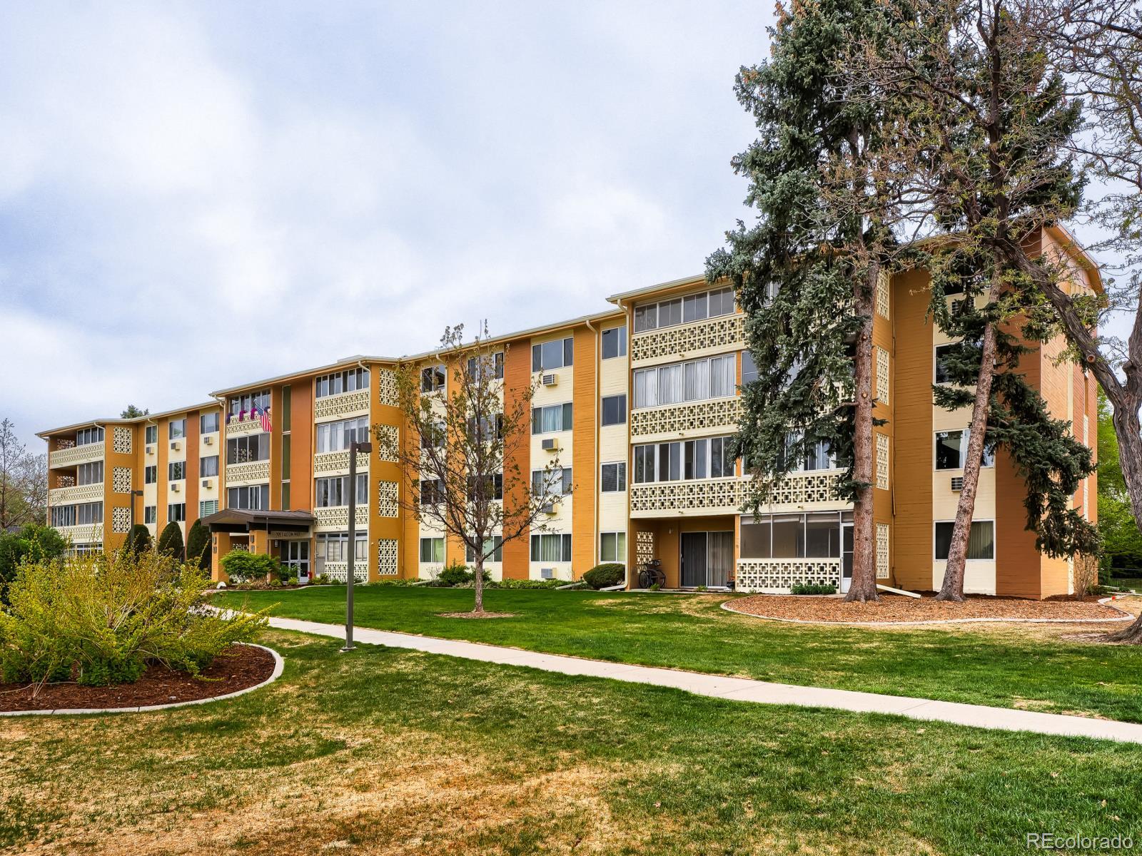 Windsor Gardens Denver Condo / Townhome | MLS #: 3589412795 S Alton Way 8C, Denver Beds: 1 Baths: 1 Price: $127,000