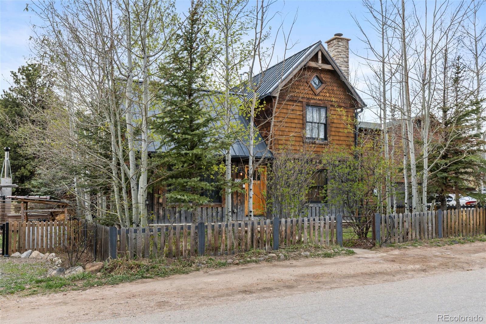 154 e 1st street, nederland sold home. Closed on 2026-06-10 for $935,000.