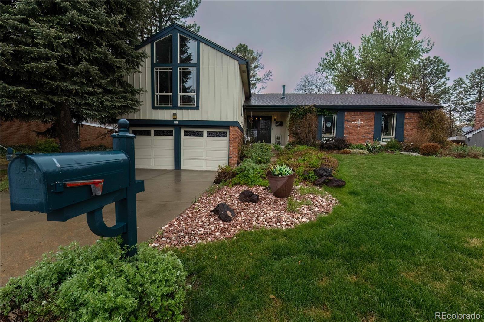 2933 s macon street, Aurora sold home. Closed on 2026-05-22 for $421,000.