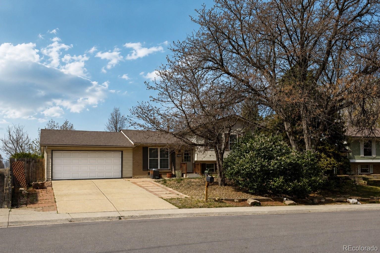 2571 s kittredge way, Aurora sold home. Closed on 2026-05-19 for $285,000.