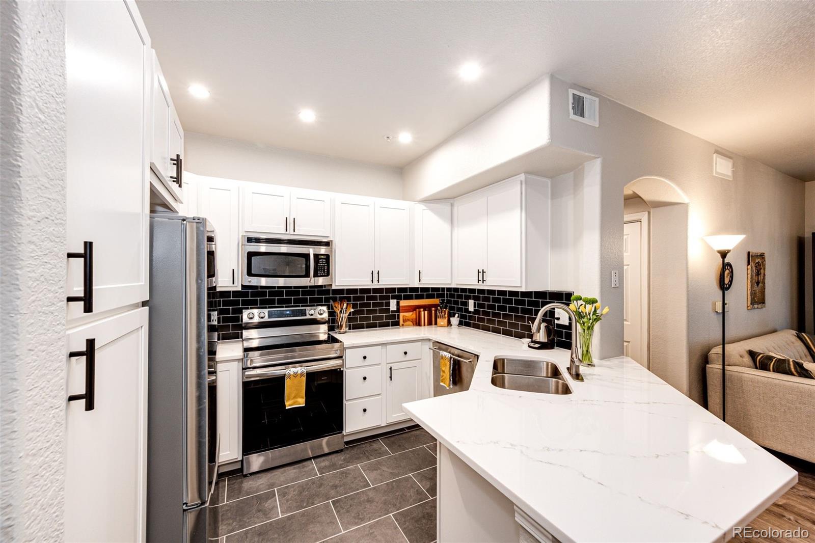 Pinnacle At Highline Littleton Condo / Townhome | MLS #: 89538401631 W Canal Circle 813, Littleton Beds: 1 Baths: 1 Price: $285,000