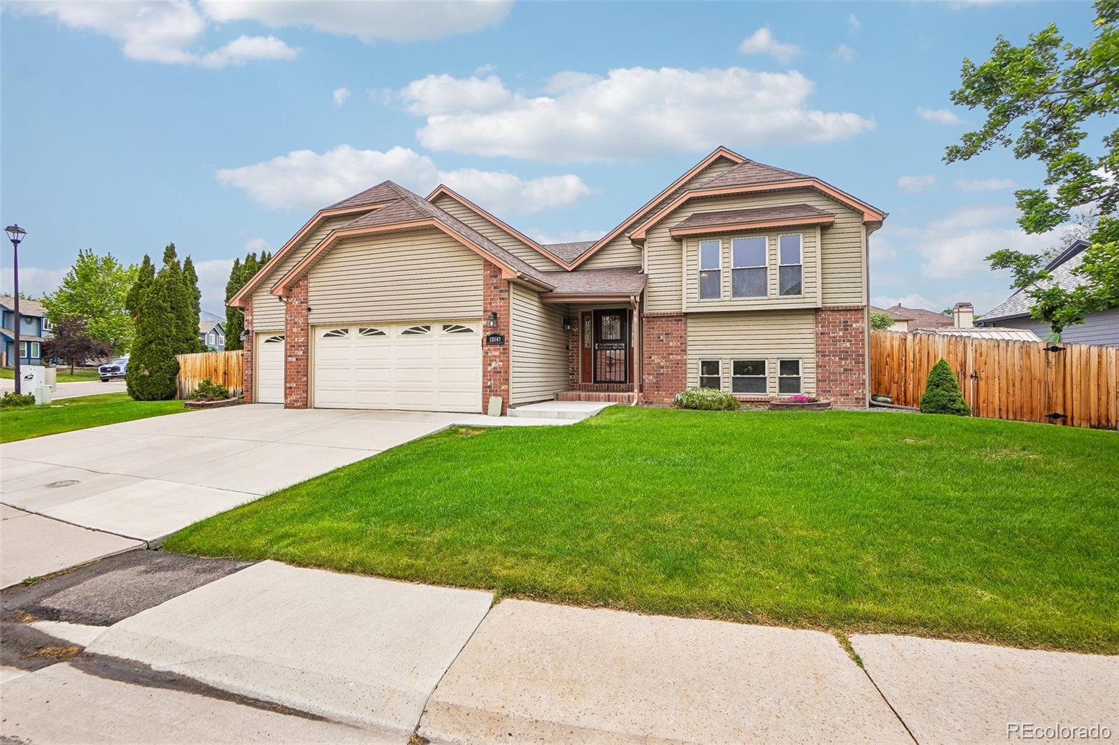  Littleton Home | MLS #: 682561412147 W Crestline Drive, Littleton Beds: 3 Baths: 3 Price: $679,000