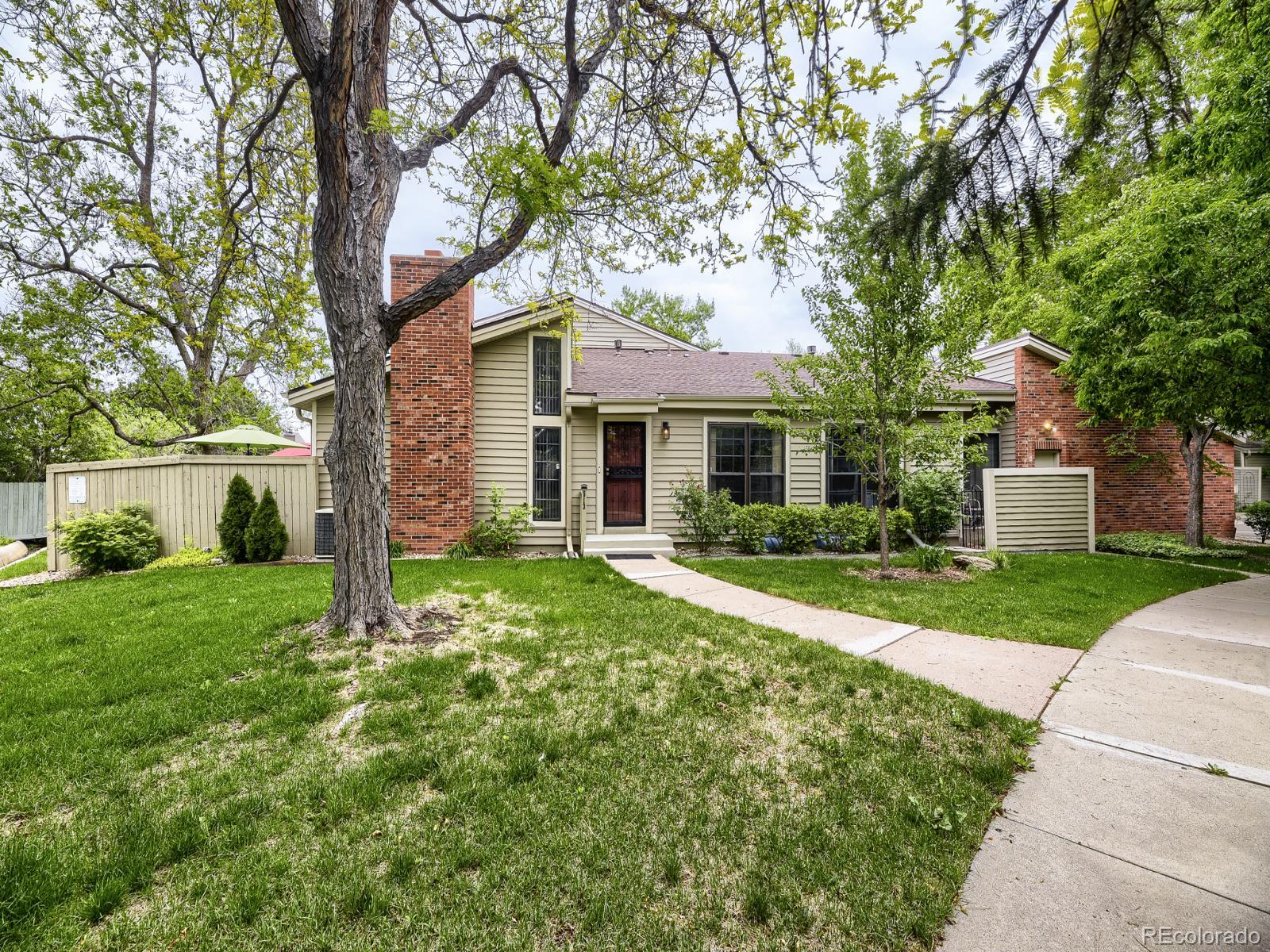 7925 w layton avenue, Littleton sold home. Closed on 2026-09-02 for $385,000.