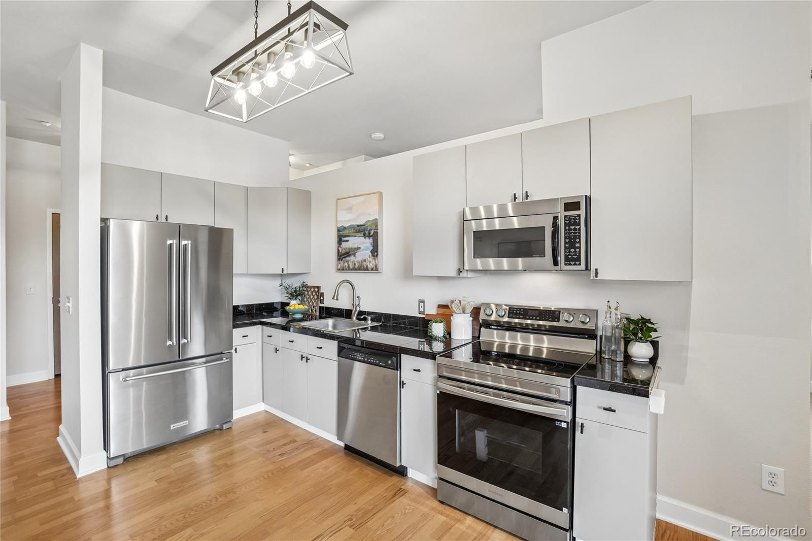  Englewood Condo / Townhome | MLS #: 75797555677 S Park Place B204, Englewood Beds: 1 Baths: 1 Price: $299,000
