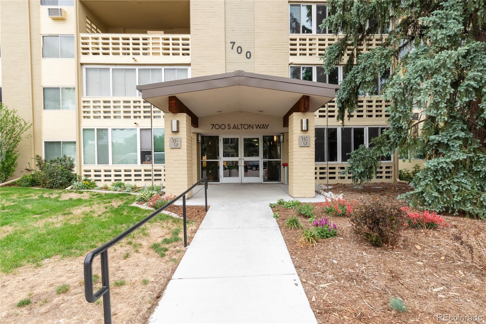 Windsor Gardens Denver Condo / Townhome | MLS #: 9103563700 S Alton Way 10B, Denver Beds: 2 Baths: 2 Price: $135,000