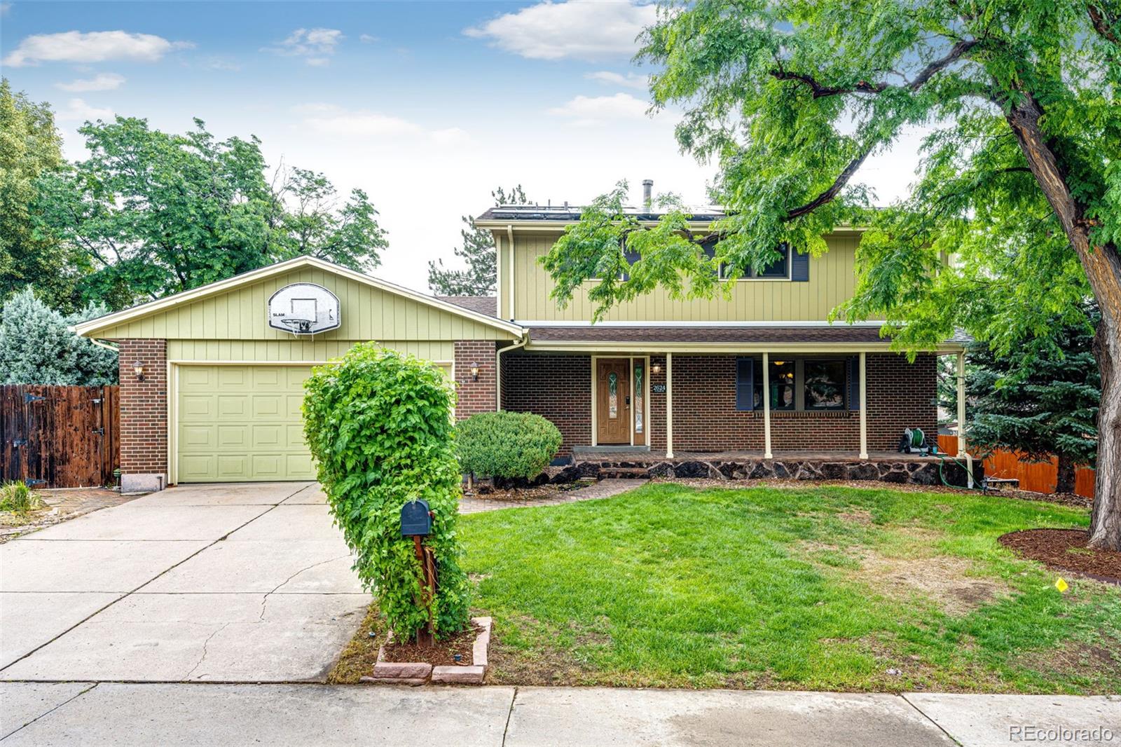  Lakewood Home | MLS #: 36533892624 S Field Street, Lakewood Beds: 4 Baths: 4 Price: $700,000