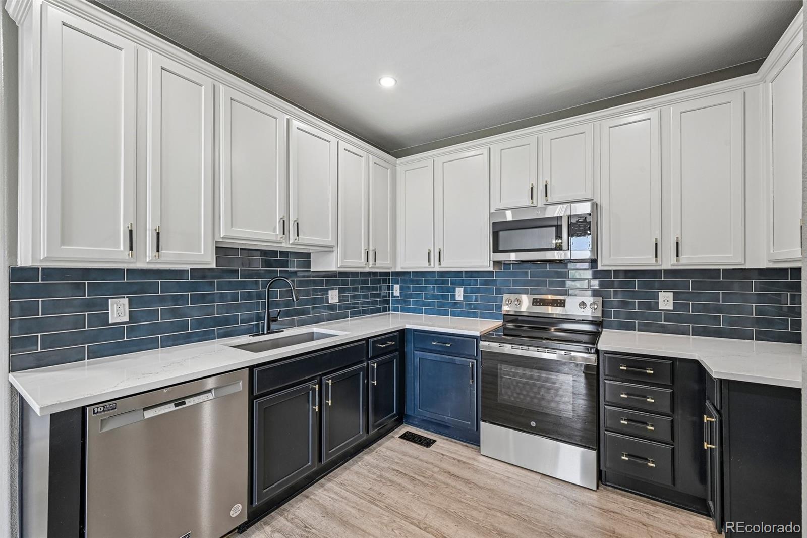  Arvada Condo / Townhome | MLS #: 631793610290 W 55th Lane 106, Arvada Beds: 3 Baths: 3 Price: $475,000