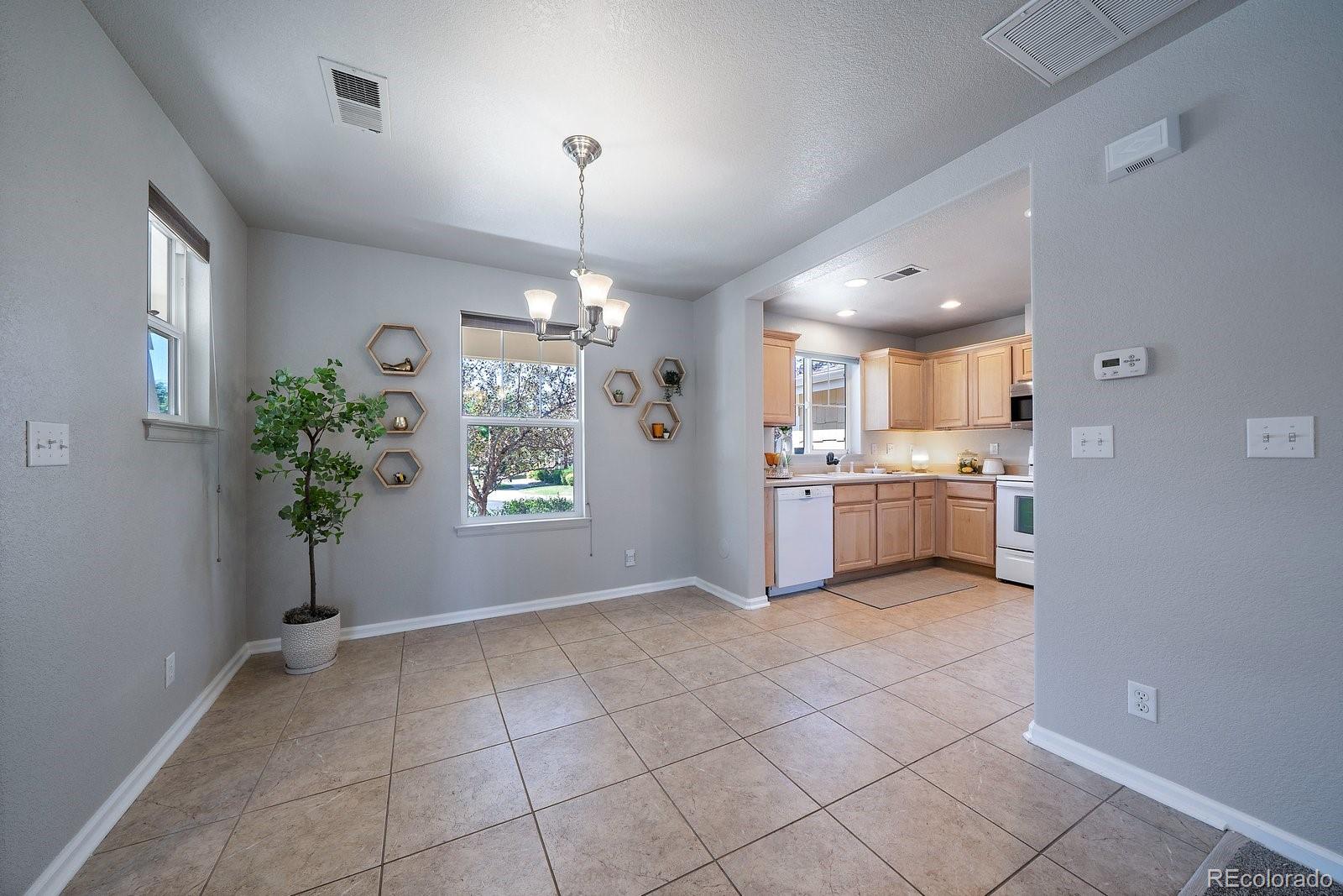 Somerset Village Aurora Condo / Townhome | MLS #: 421220917313 E Kansas Place , Aurora Beds: 3 Baths: 3 Price: $375,000