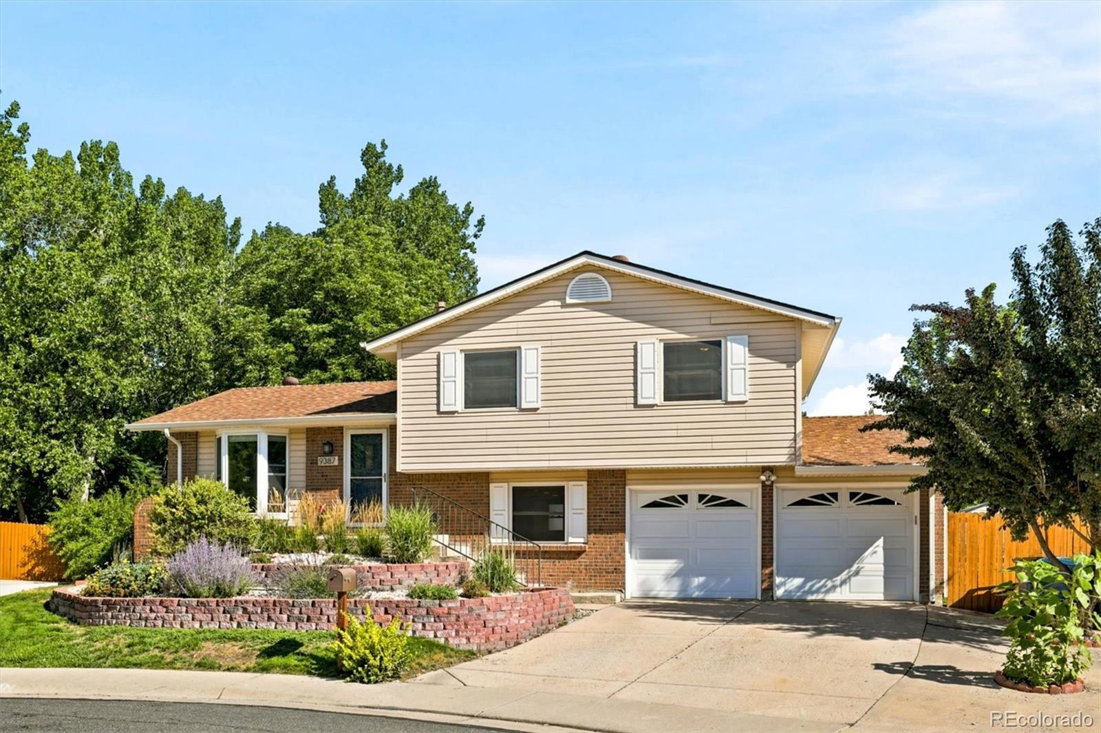  Lakewood Home | MLS #: 80162469387 W Iowa Circle, Lakewood Beds: 4 Baths: 3 Price: $635,000