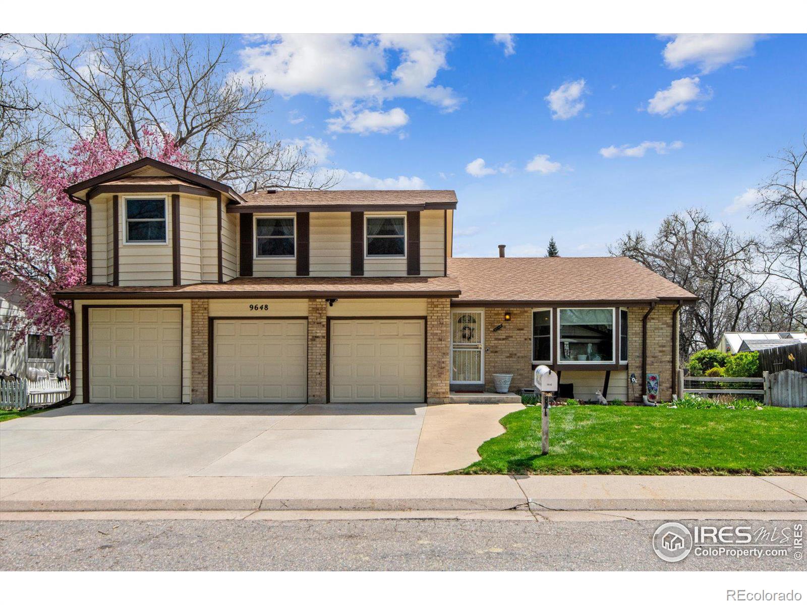 9648 W 74th Place, arvada MLS: 4567891007966 Beds: 4 Baths: 3 Price: $650,000