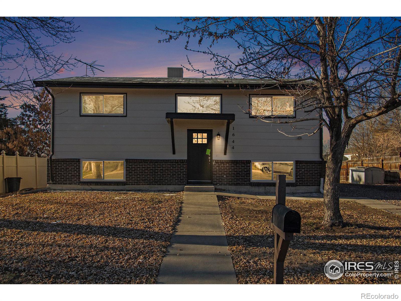 1644  Nueva Vista Drive, denver MLS: 4567891023160 Beds: 3 Baths: 2 Price: $449,000