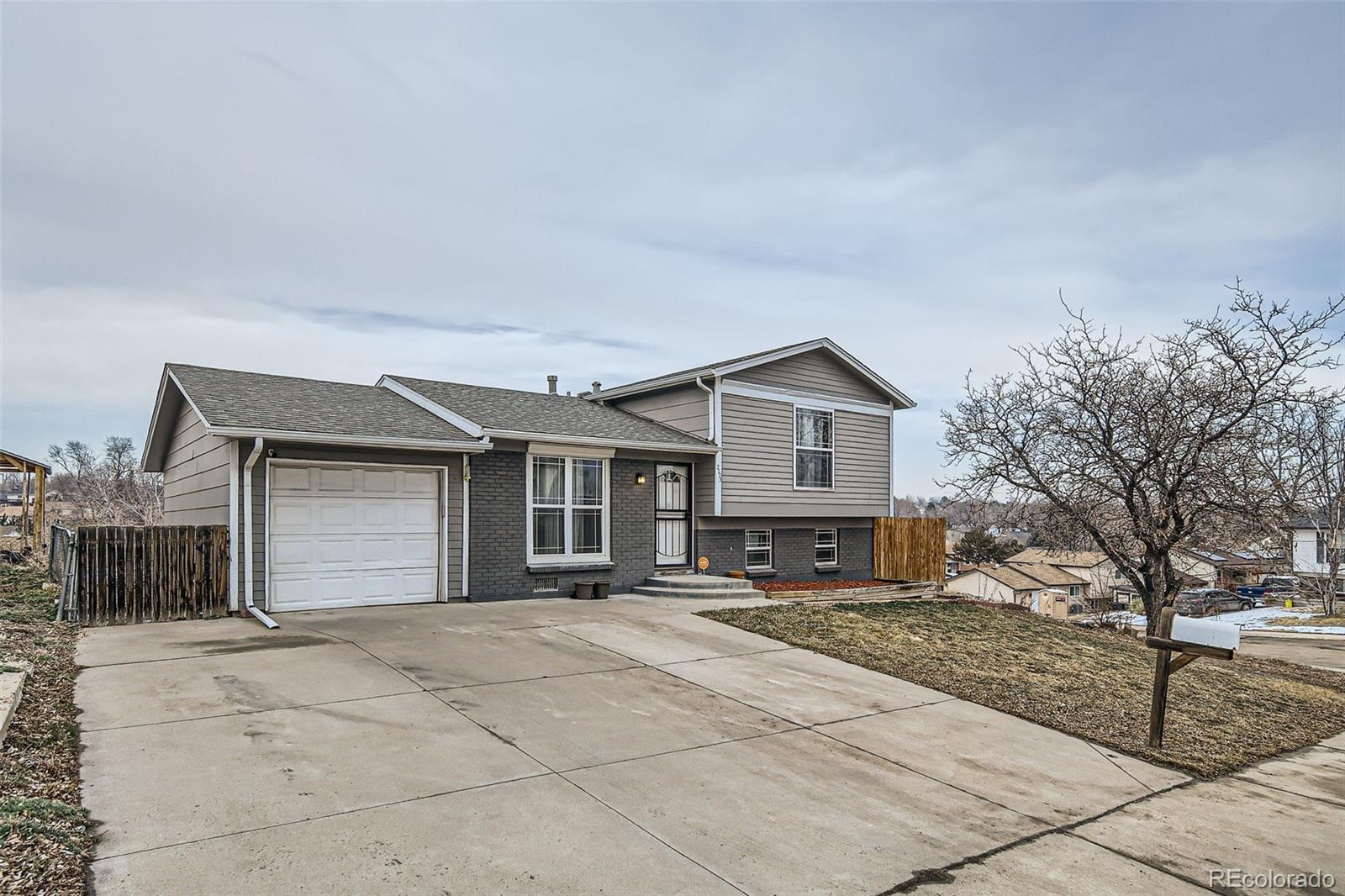 2723 E 96th Way, thornton MLS: 2409099 Beds: 3 Baths: 2 Price: $499,000