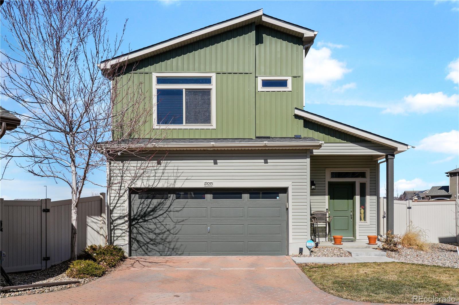 19055 E 55th Avenue, denver MLS: 3560135 Beds: 2 Baths: 3 Price: $425,000