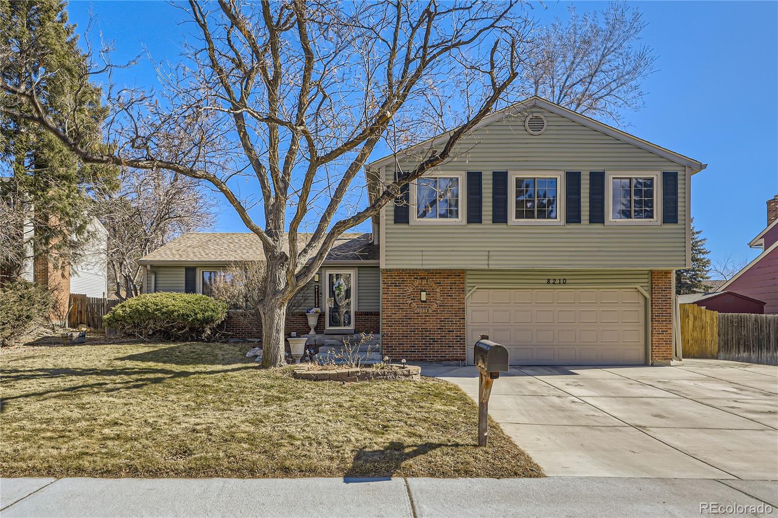 8210  Hoyt Court, arvada MLS: 1503794 Beds: 4 Baths: 3 Price: $679,000