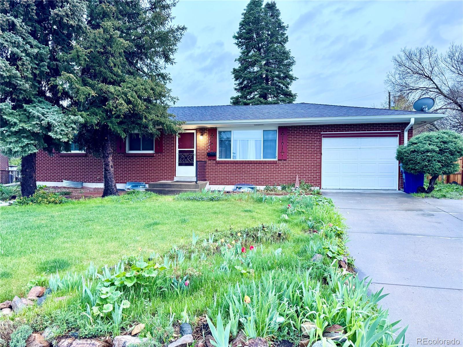 12046 W Green Mountain Drive, lakewood MLS: 1669231 Beds: 5 Baths: 3 Price: $625,000