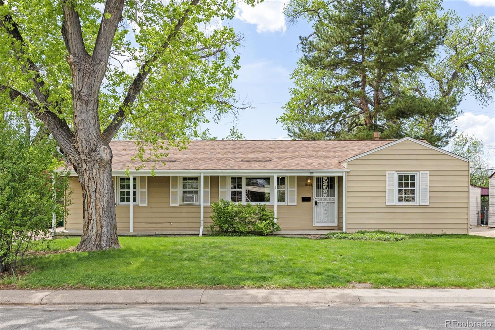 2921 S Holly Place, denver MLS: 2347293 Beds: 3 Baths: 2 Price: $565,000