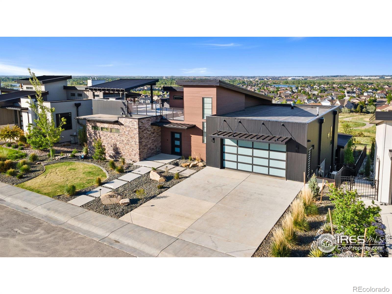 2123  Picture Point Drive, windsor MLS: 4567891034189 Beds: 5 Baths: 5 Price: $1,925,000