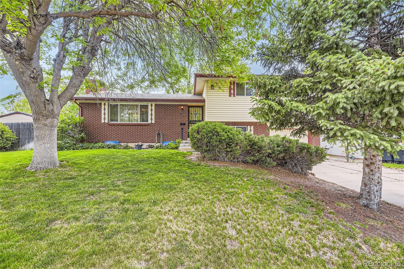 1462 S Dudley Street, lakewood MLS: 9832872 Beds: 4 Baths: 2 Price: $575,000