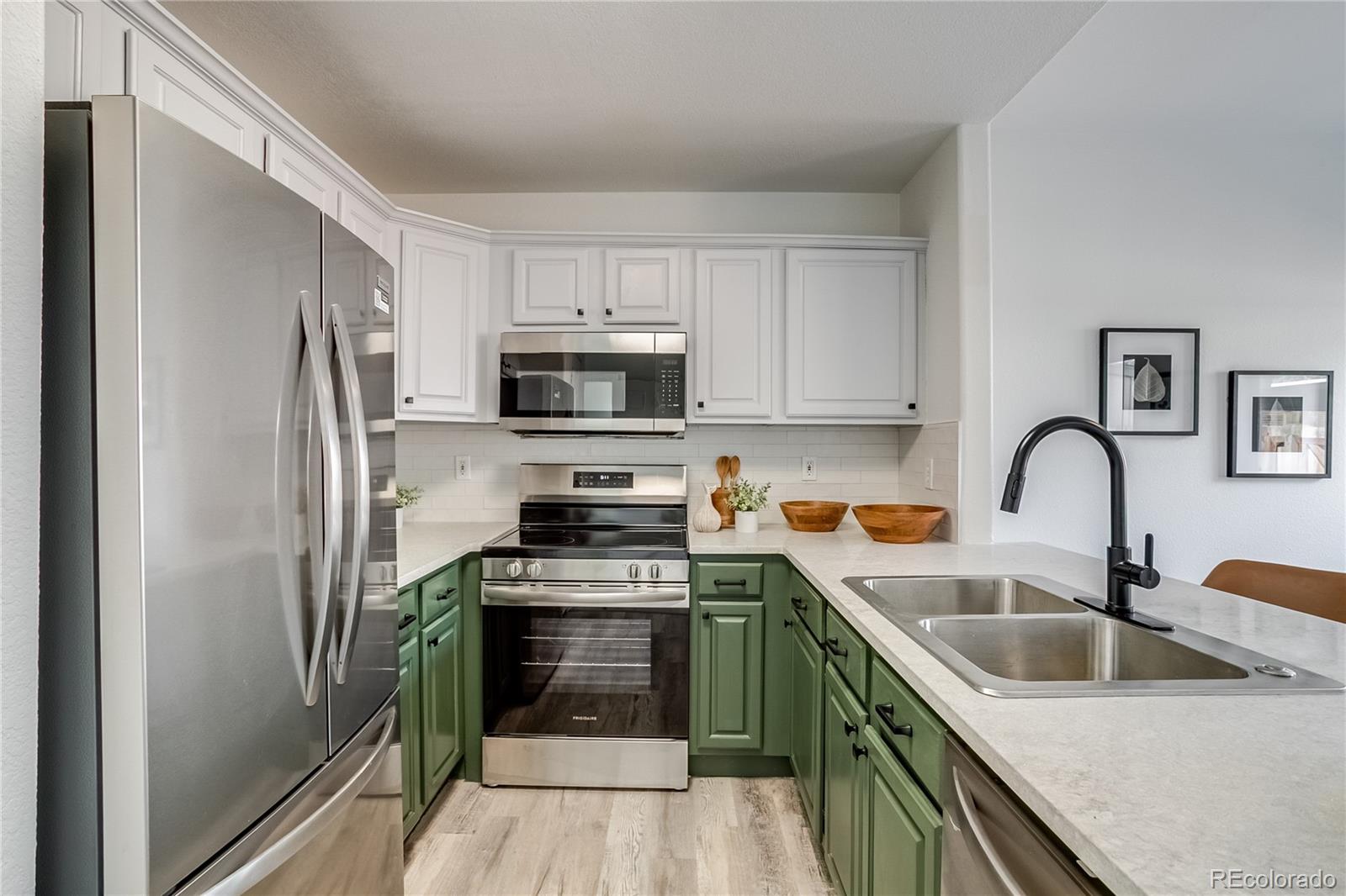 2642  Devonshire Court, denver MLS: 4891499 Beds: 2 Baths: 3 Price: $299,900