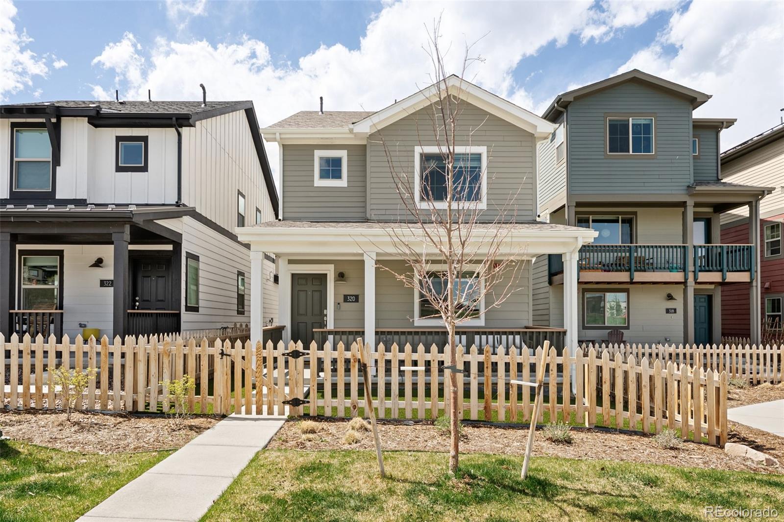 320  Marshall Mews, superior MLS: 8538146 Beds: 3 Baths: 3 Price: $695,000