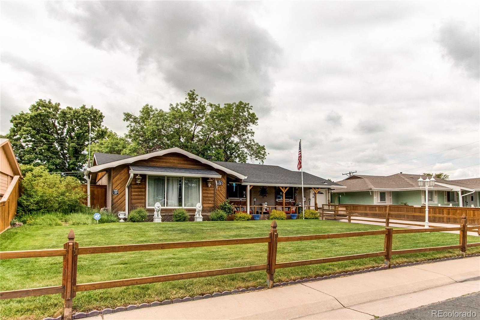 840  Essex Drive, denver MLS: 2220243 Beds: 3 Baths: 2 Price: $475,000