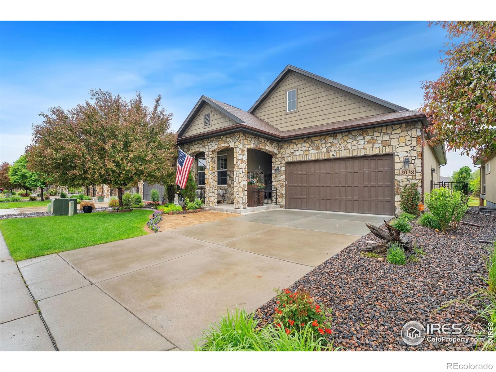 2038  Vineyard Drive, windsor MLS: 4567891035508 Beds: 3 Baths: 3 Price: $875,000