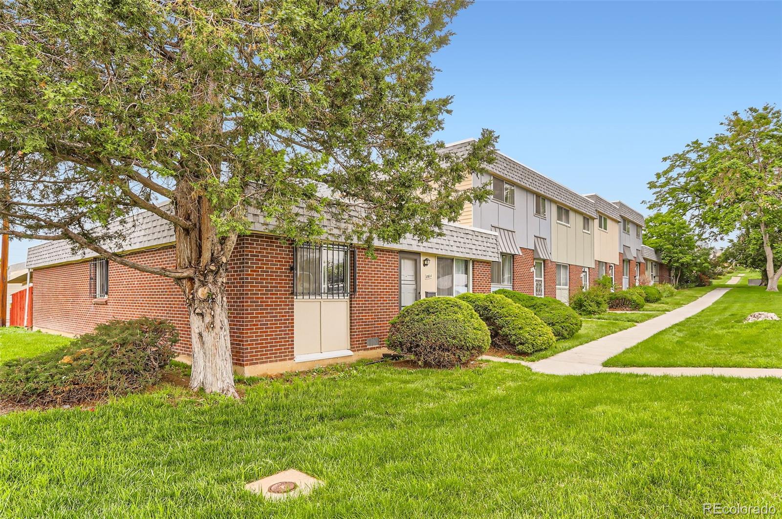 8613  Santa Fe Drive, thornton MLS: 2410701 Beds: 3 Baths: 3 Price: $325,000