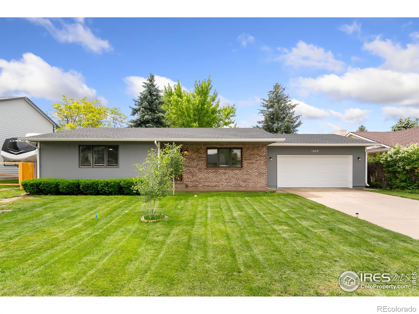 1069  Pinyon Drive, windsor MLS: 4567891036363 Beds: 2 Baths: 2 Price: $439,000