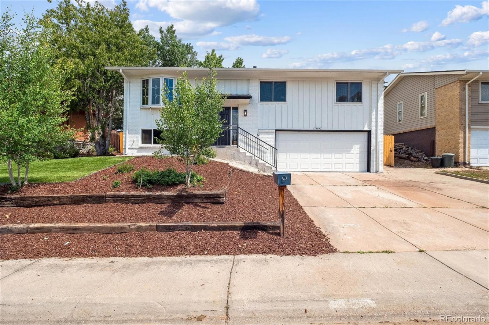 13051 W Jewell Circle, lakewood MLS: 8347295 Beds: 4 Baths: 3 Price: $699,000