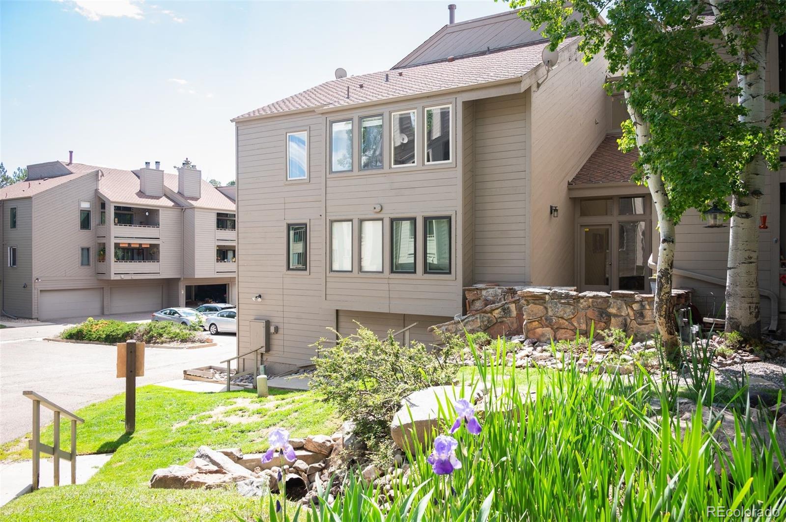 23585  Genesee Village Road E, Golden  MLS: 6906246 Beds: 2 Baths: 2 Price: $525,000