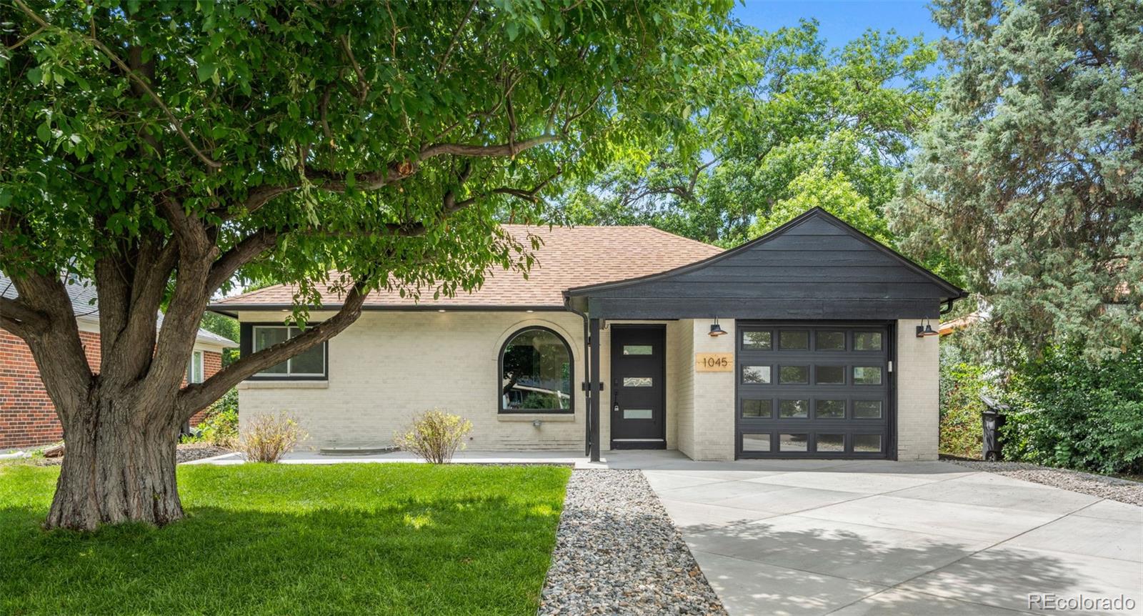1045  Locust Street, denver MLS: 9160088 Beds: 4 Baths: 2 Price: $825,000