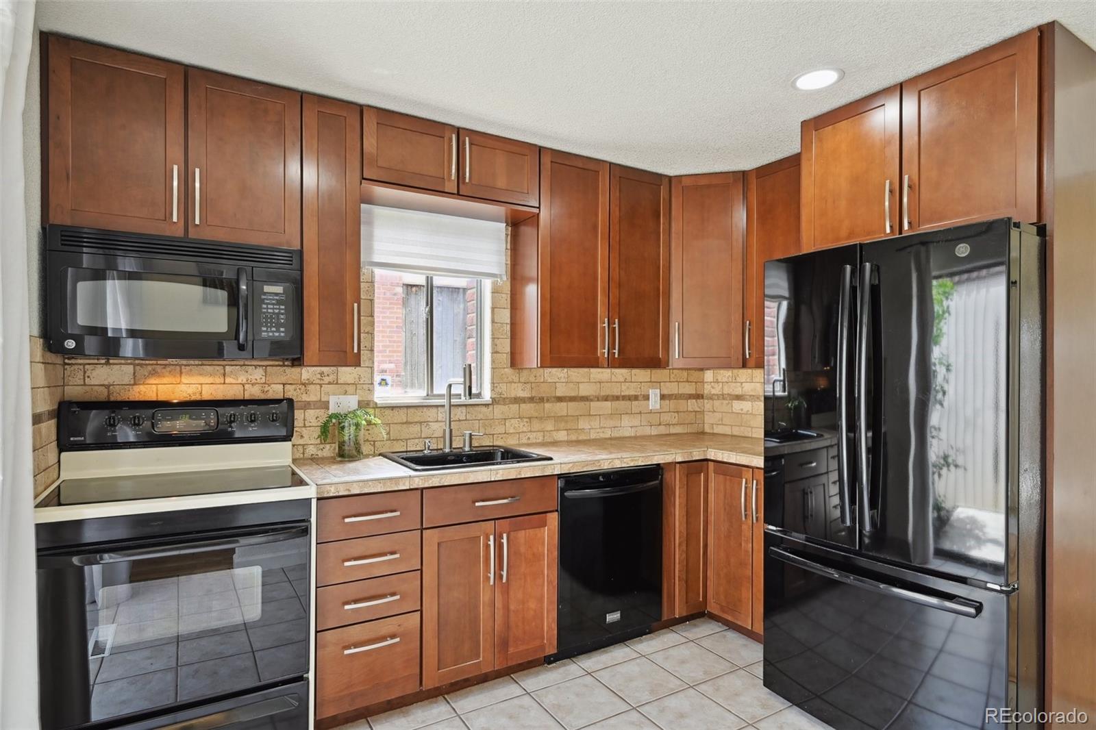 9338 W Utah Place, lakewood MLS: 9709336 Beds: 3 Baths: 3 Price: $425,000