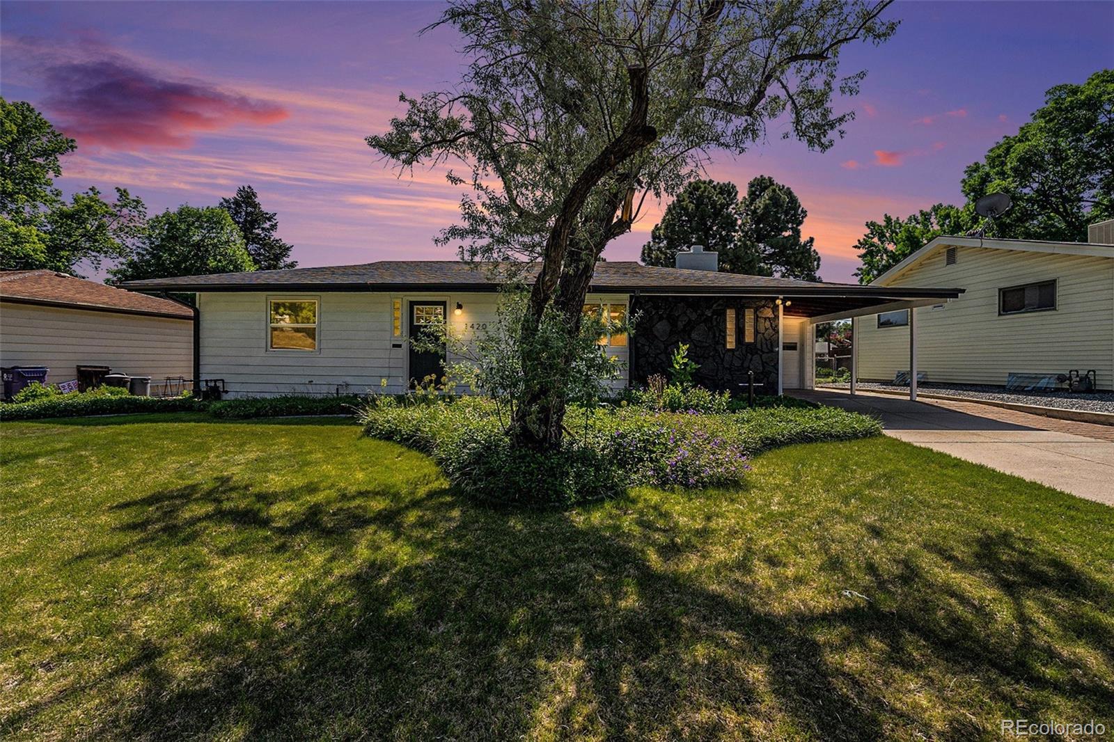 1420 S Ivy Way, denver MLS: 5886860 Beds: 4 Baths: 3 Price: $719,000