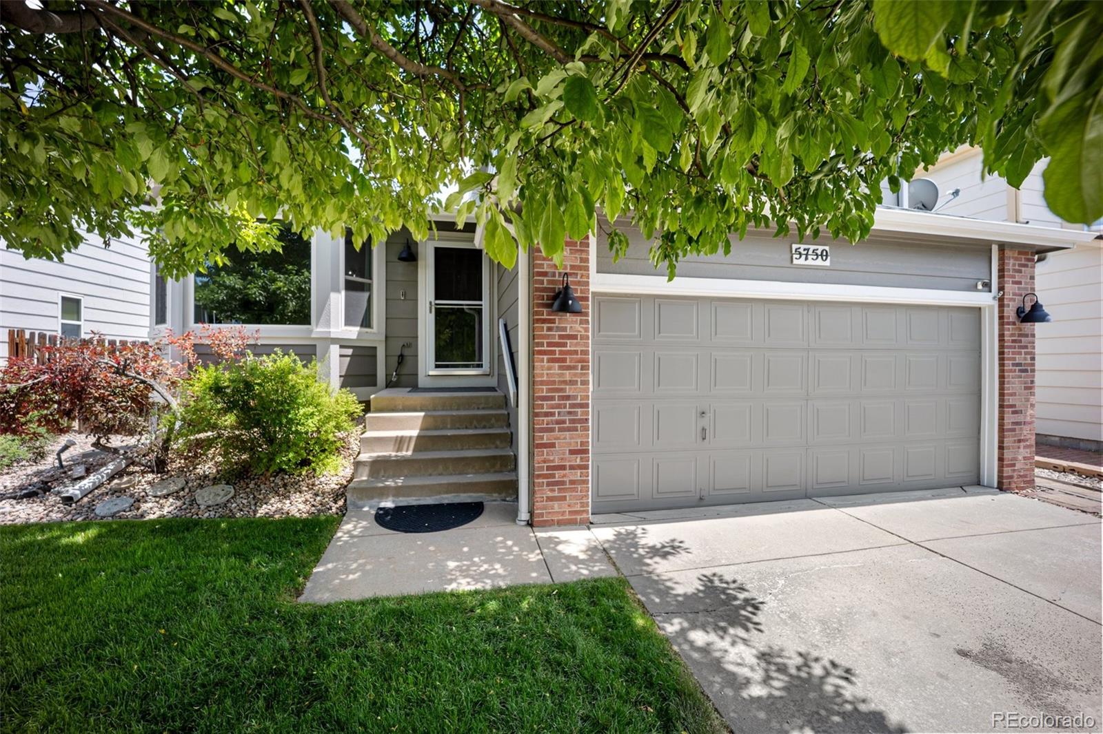 5750 S Youngfield Street, littleton MLS: 1950975 Beds: 3 Baths: 3 Price: $612,000