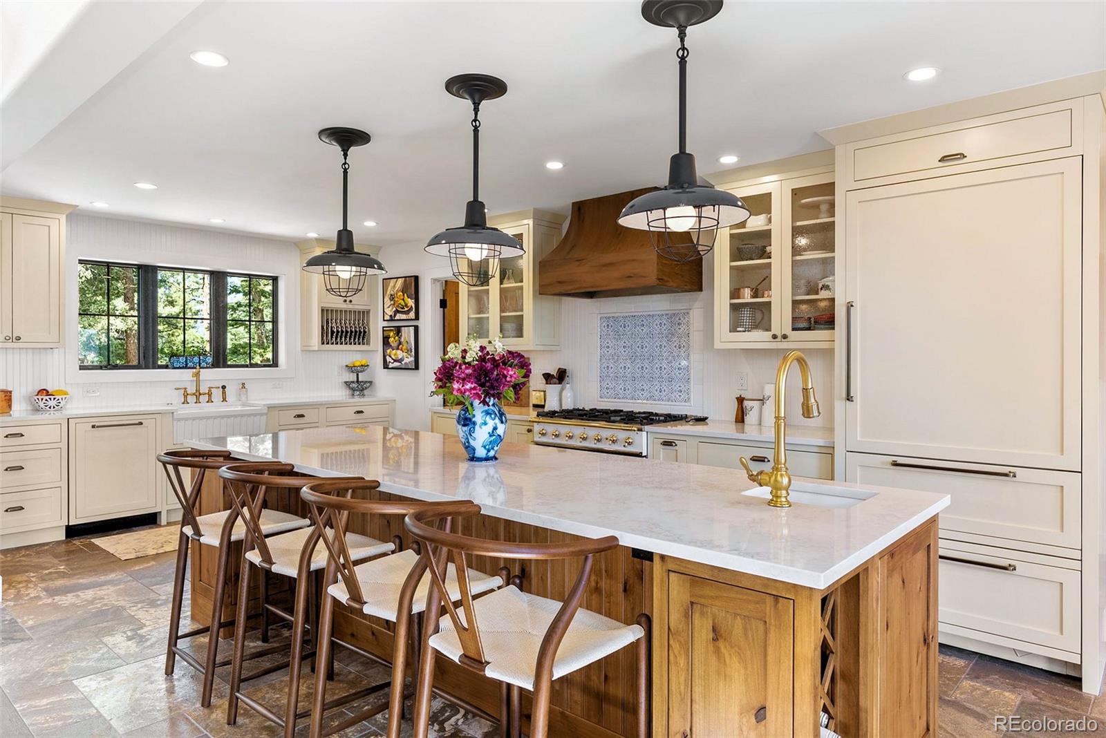 192  Nova Drive, pine MLS: 3513748 Beds: 6 Baths: 4 Price: $1,595,000
