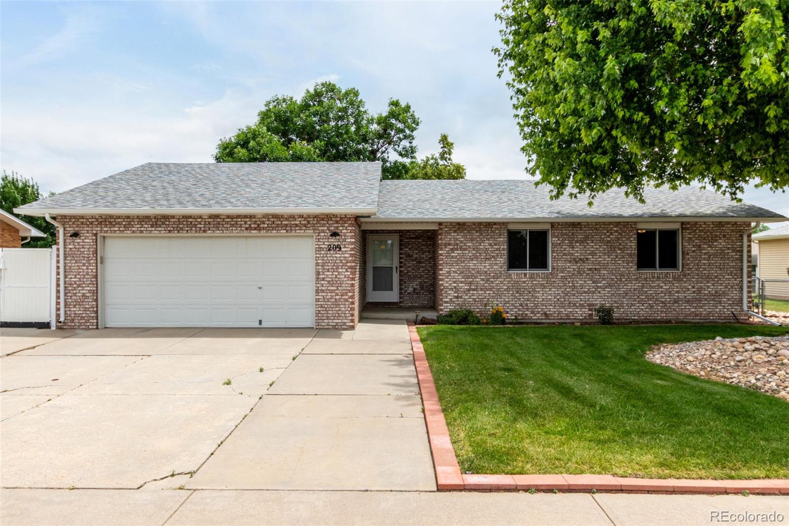 209 E Chestnut Street, windsor MLS: 2366282 Beds: 3 Baths: 2 Price: $445,000