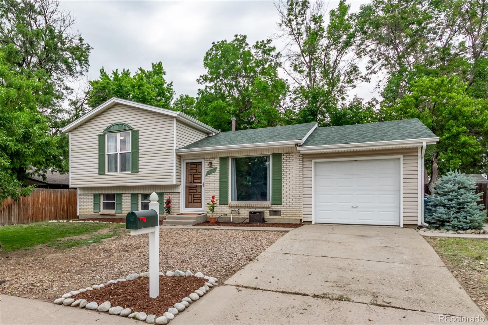 2212 S Naples Way, aurora MLS: 2717493 Beds: 3 Baths: 2 Price: $449,000