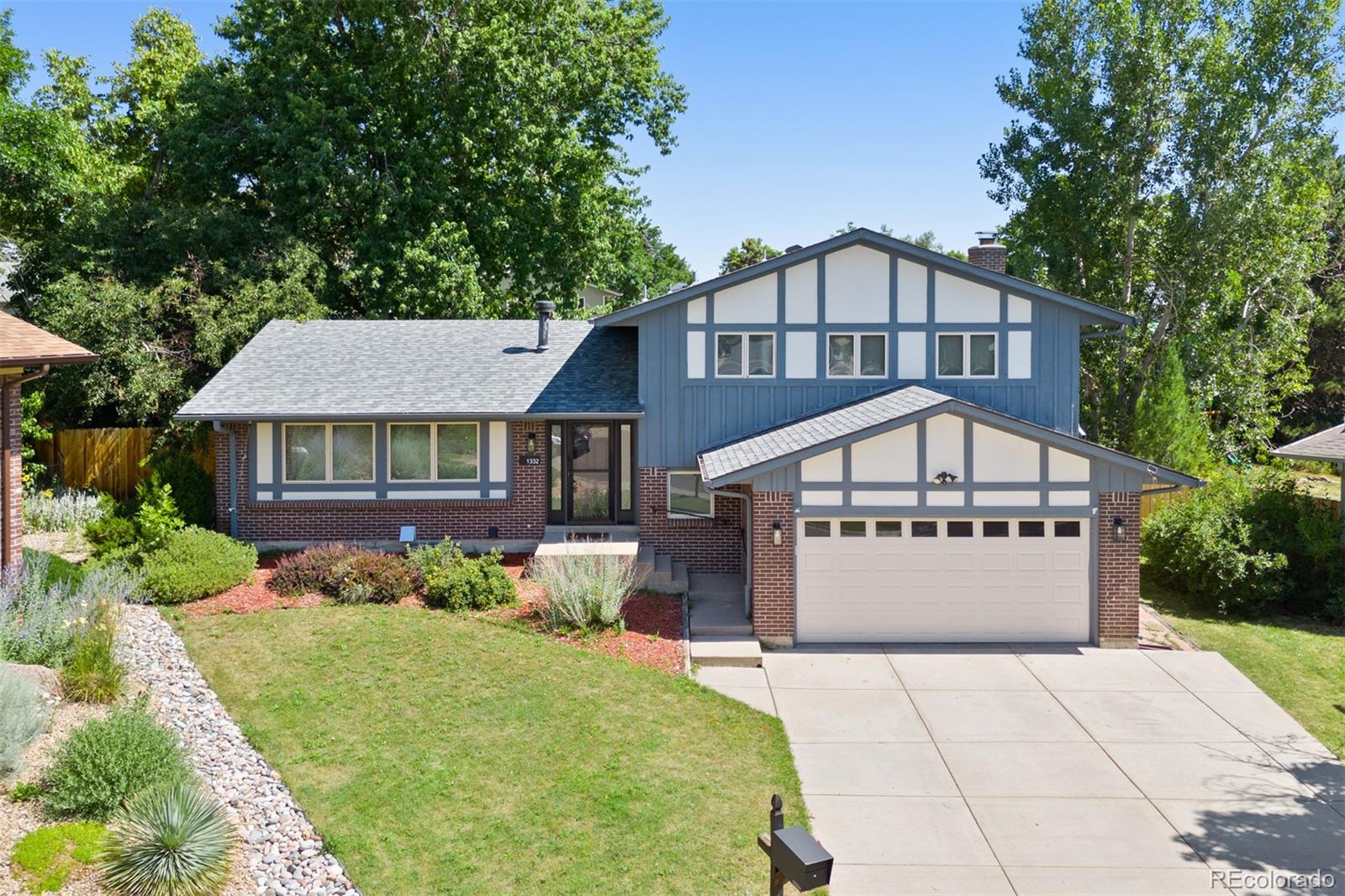 1332 S Yank Street, lakewood MLS: 3937719 Beds: 3 Baths: 3 Price: $825,000