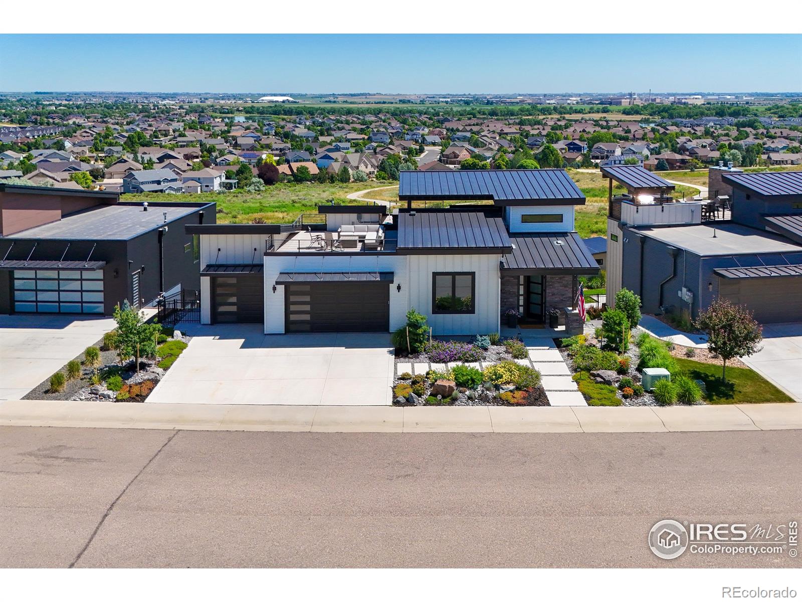 2127  Picture Point Drive, windsor MLS: 4567891038809 Beds: 4 Baths: 4 Price: $1,250,000
