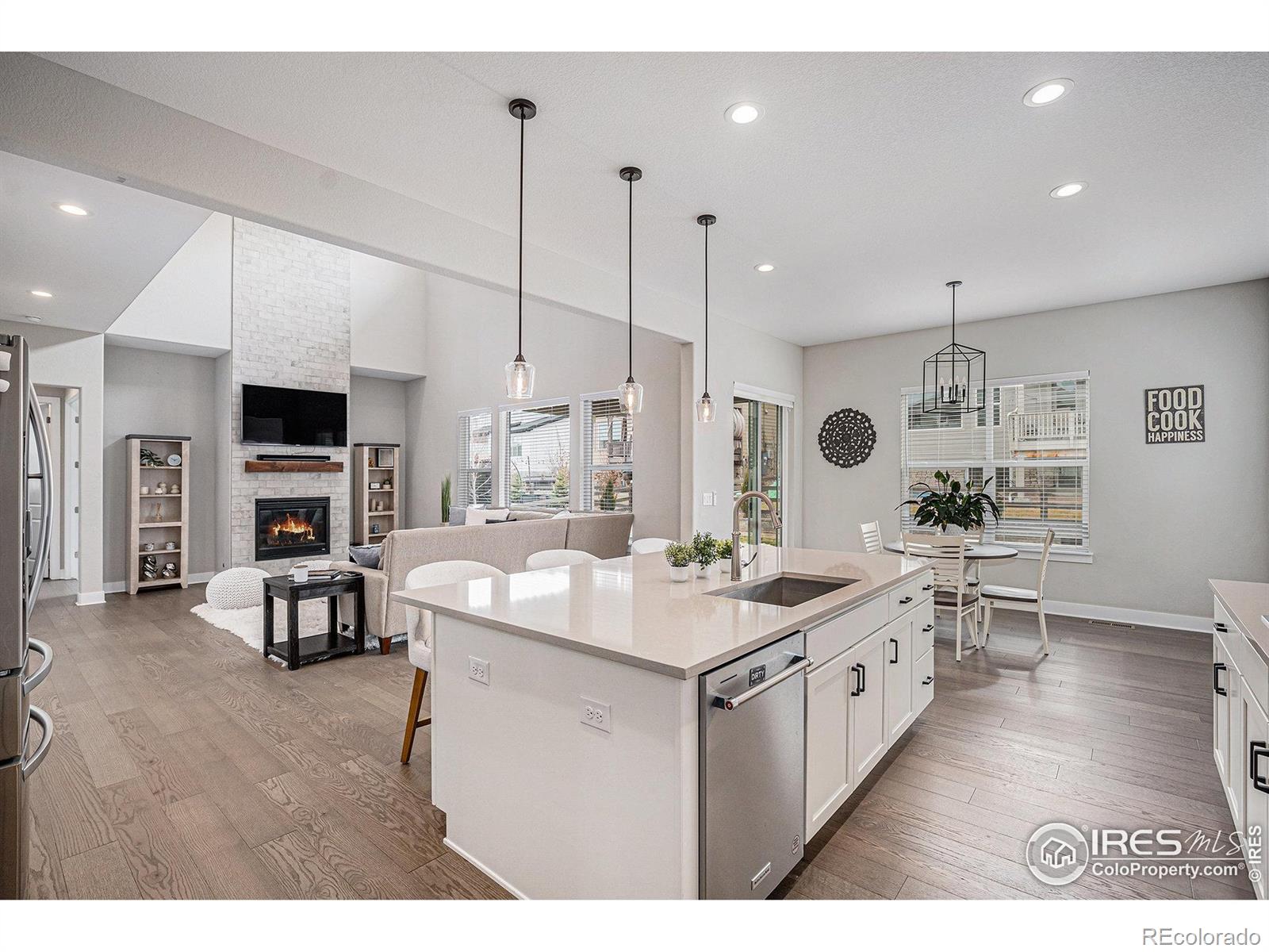 6733 S Waterloo Court, aurora MLS: 4567891038855 Beds: 4 Baths: 4 Price: $900,000