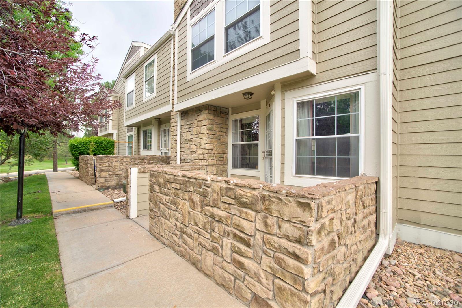 210 W Jamison Circle, littleton MLS: 3441954 Beds: 2 Baths: 3 Price: $385,000