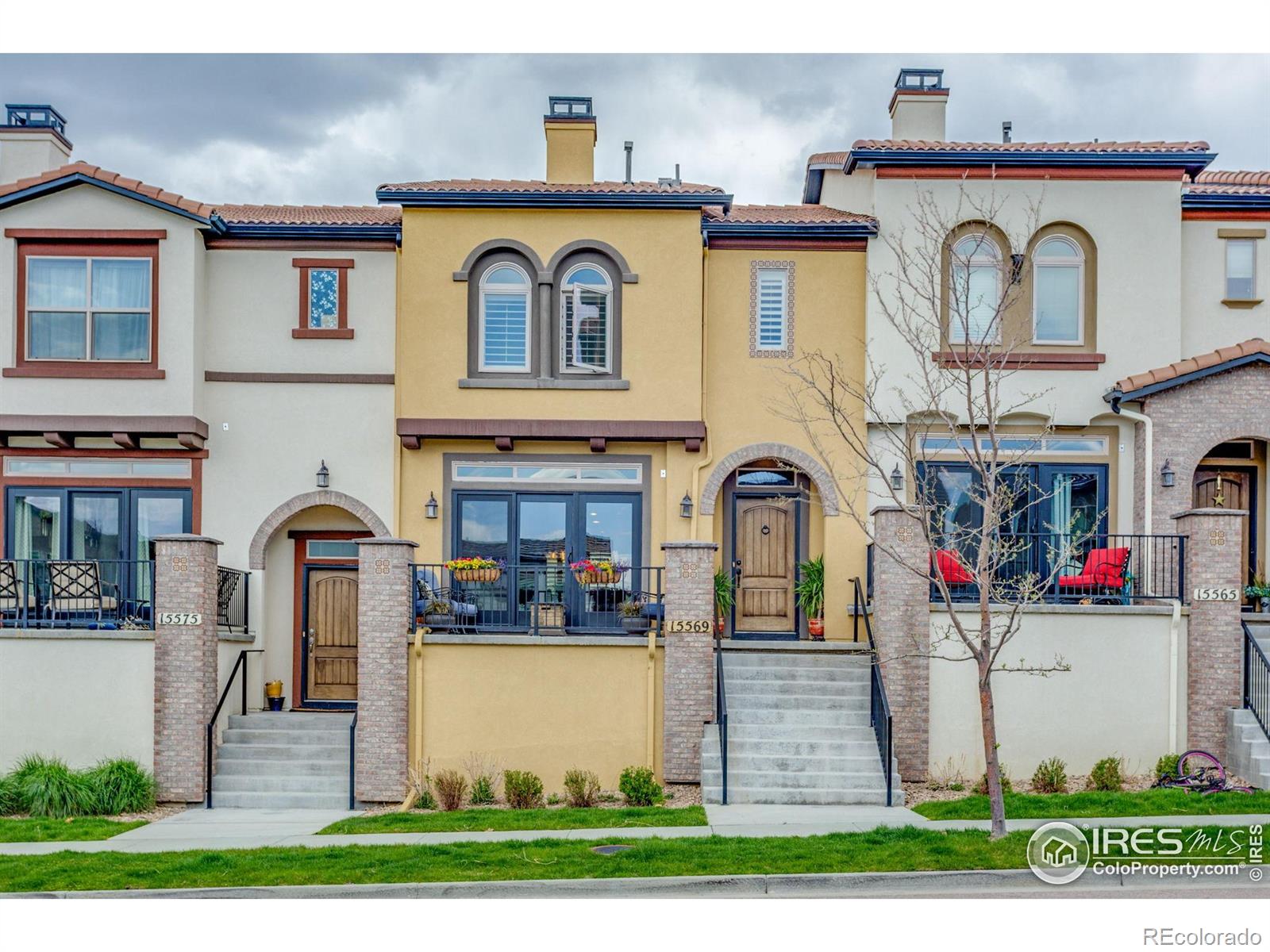 15569 W Baker Avenue, lakewood MLS: 4567891038915 Beds: 2 Baths: 3 Price: $675,000