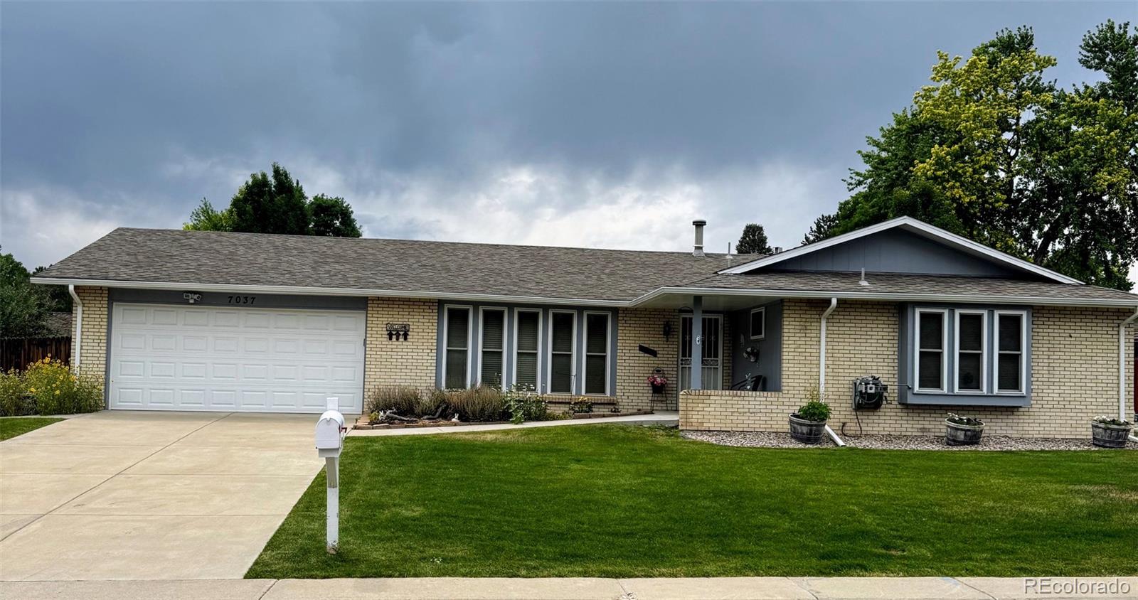 7037 S Newland Street, littleton MLS: 6063088 Beds: 4 Baths: 3 Price: $700,000